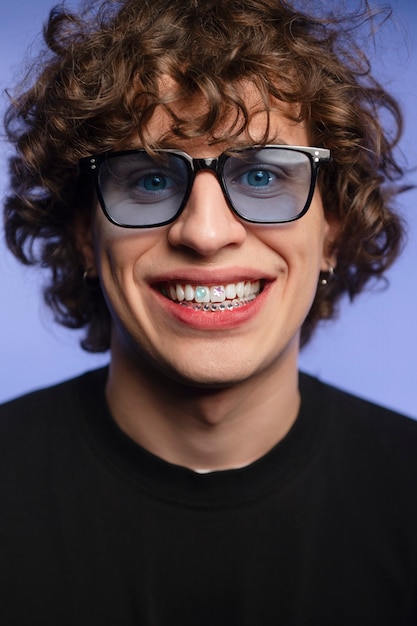 Photo gratuite homme vue de face posant avec des pierres précieuses dentaires