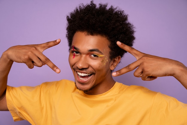 Homme de vue latérale avec un maquillage graphique des yeux