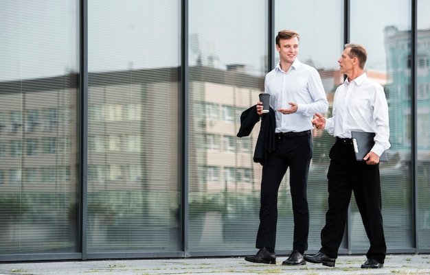 Hommes d'affaires ayant une conversation en marchant