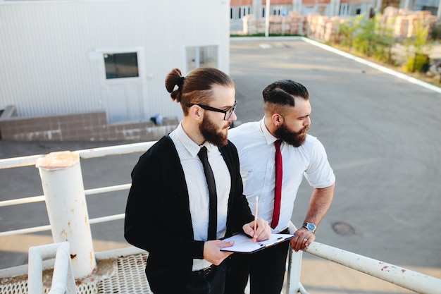 hommes d&#39;affaires concentrés qui cherchent à le côté