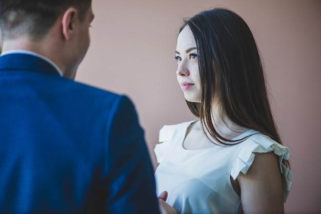 Photo gratuite les hommes d'affaires conversent