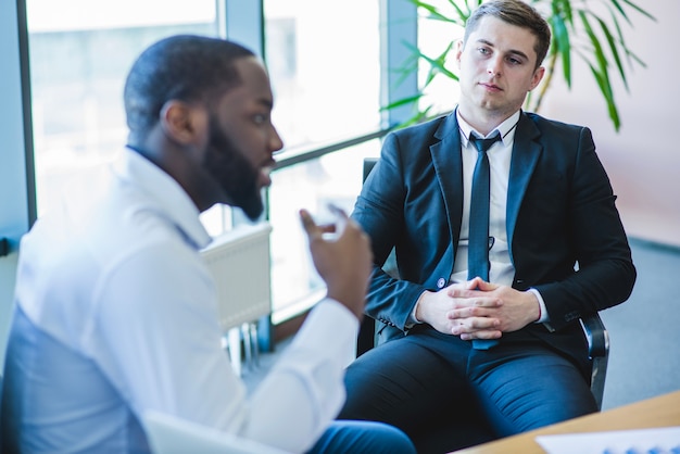 Les hommes d&#39;affaires conversent