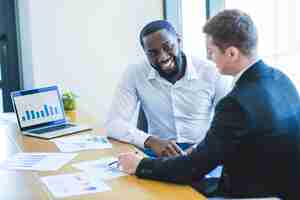 Photo gratuite hommes d'affaires dans un bureau