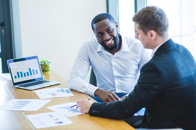 Hommes d&#39;affaires dans un bureau