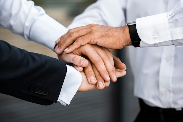 Photo gratuite hommes d'affaires avec les mains ensemble