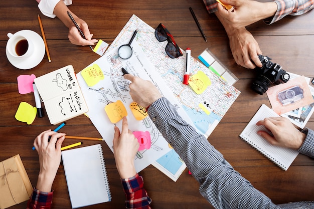 Photo gratuite hommes d'affaires mains sur table en bois avec documents et projets