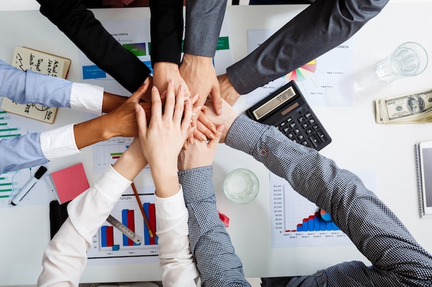 Photo gratuite hommes d'affaires mains sur tableau blanc avec des documents et des projets