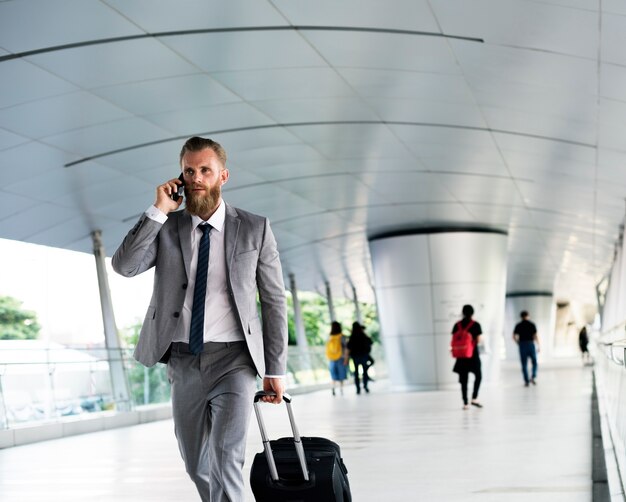 Hommes d&#39;affaires à pied, appels téléphoniques, bagages, voyage d&#39;affaires