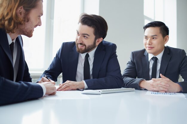 Les hommes d&#39;affaires à plaisanterie dans l&#39;interview