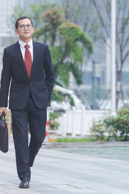 Les hommes d&#39;affaires portent des ordinateurs portables dans le parking