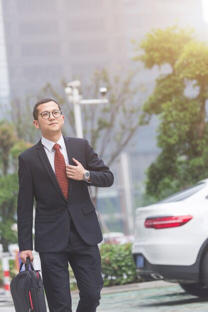 Les hommes d&#39;affaires portent des ordinateurs portables dans le parking