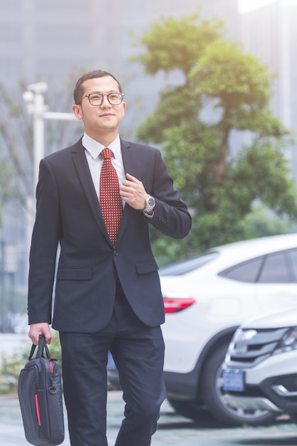 Les hommes d&#39;affaires portent des ordinateurs portables dans le parking