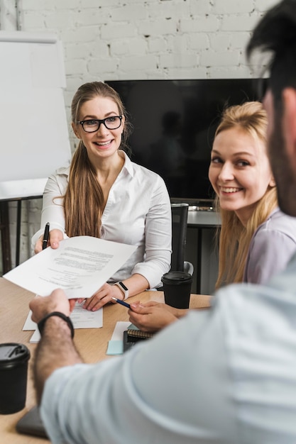 Hommes d'affaires professionnels discutant de la stratégie d'entreprise