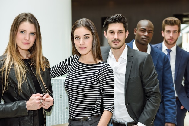 Photo gratuite les hommes d'affaires prospères de travail en équipe