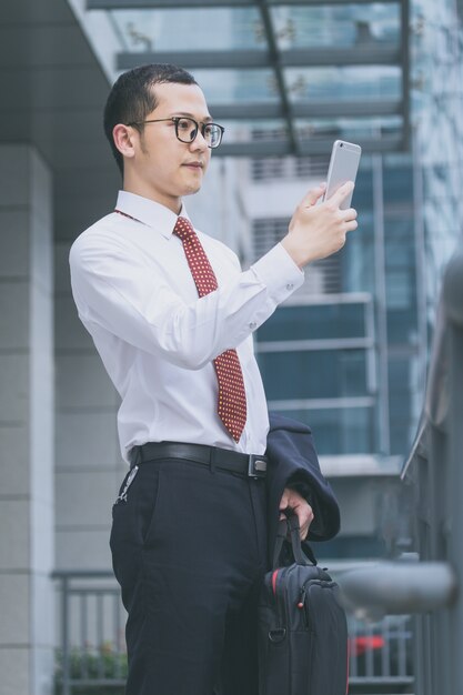 Les hommes d&#39;affaires répondent aux téléphones à la porte du bureau