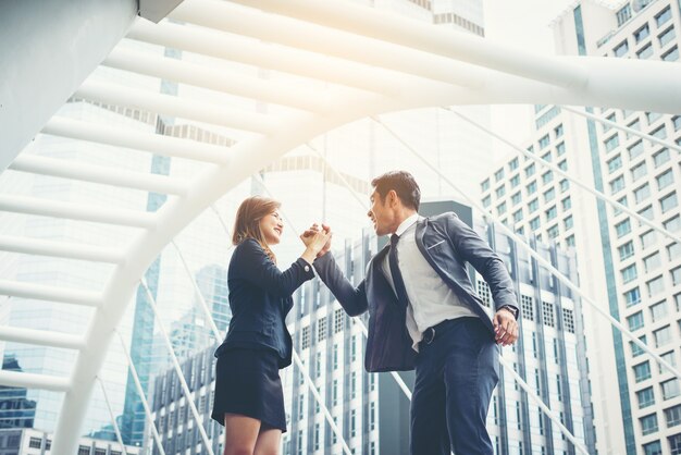 Les hommes d&#39;affaires se chargent de faire oui en plein air. Concept de travail d&#39;équipe