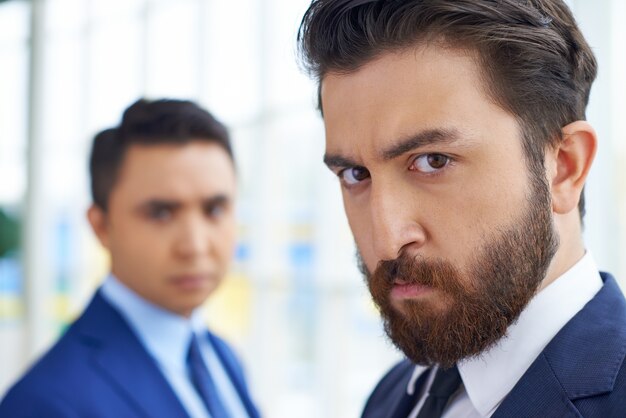 Photo gratuite hommes d'affaires sérieux dans le bureau close-up