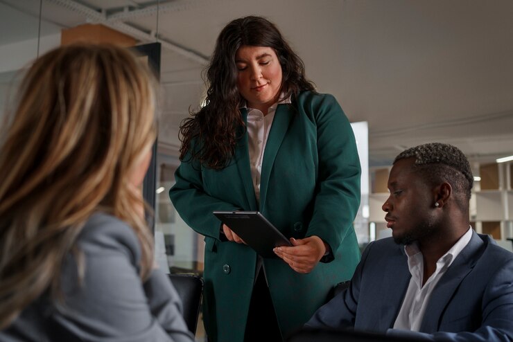 Photo gratuit des hommes d'affaires de taille moyenne travaillant ensemble.