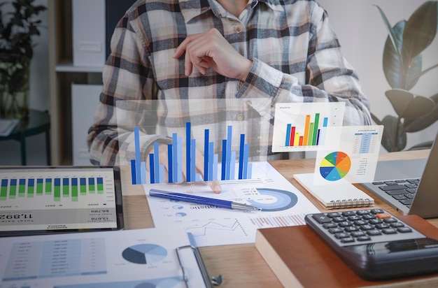 Les hommes d'affaires travaillant dans les finances et la comptabilité analysent les finances