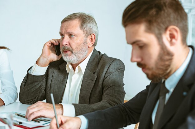 Hommes d'affaires travaillant ensemble