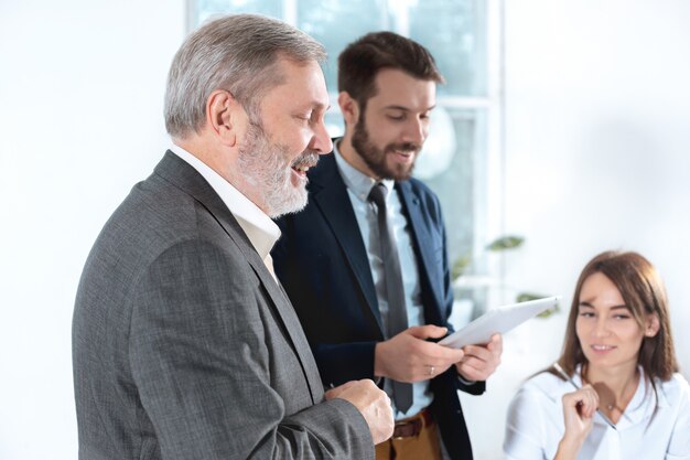 Hommes d'affaires travaillant ensemble