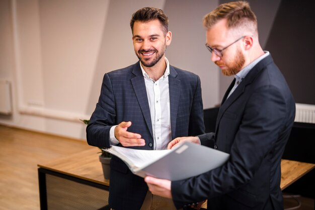 Hommes d'affaires travaillant ensemble