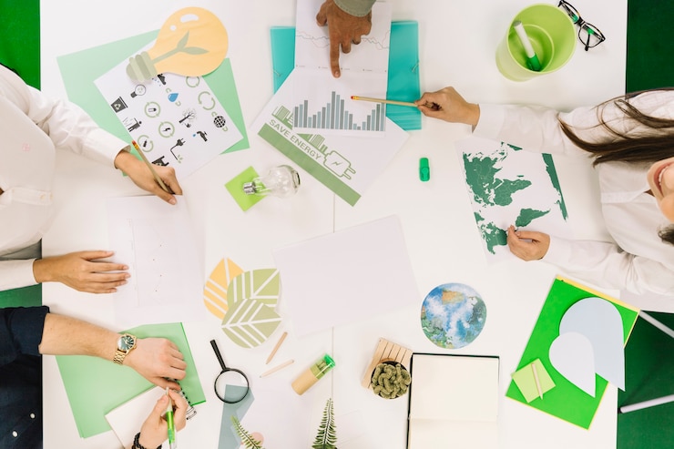 Photo gratuit hommes d'affaires travaillant sur le graphique avec diverses ressources naturelles icône sur le bureau