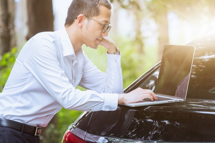 Photo gratuit les hommes d&#39;affaires travaillent avec des ordinateurs portables sur le côté de la voiture