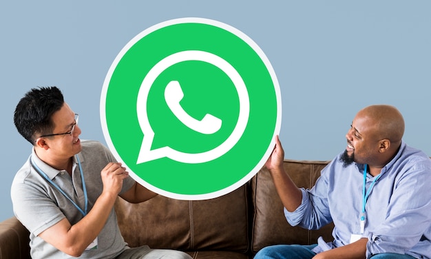 Photo gratuite hommes affichant une icône whatsapp messenger