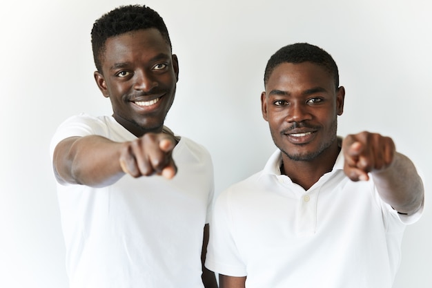 Hommes afro-américains en T-shirts blancs