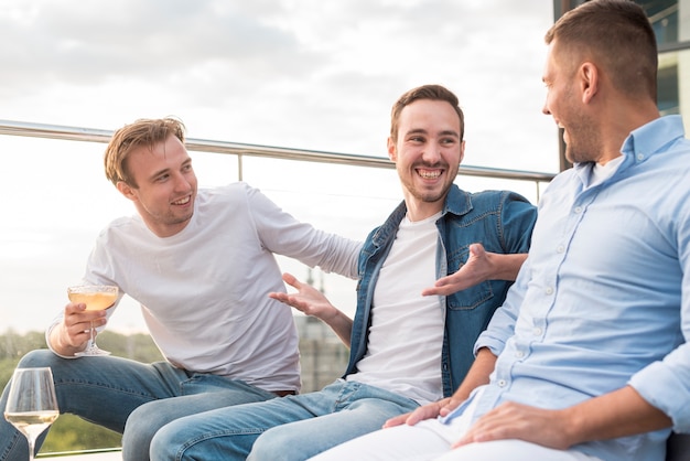 Photo gratuite hommes ayant une conversation lors d'une fête