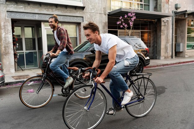 Les hommes à bicyclette plein coup