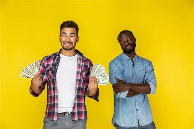 Photo gratuite hommes avec billets d'un dollar