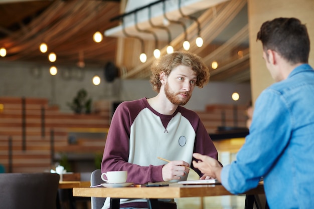 Photo gratuite hommes, brainstorming