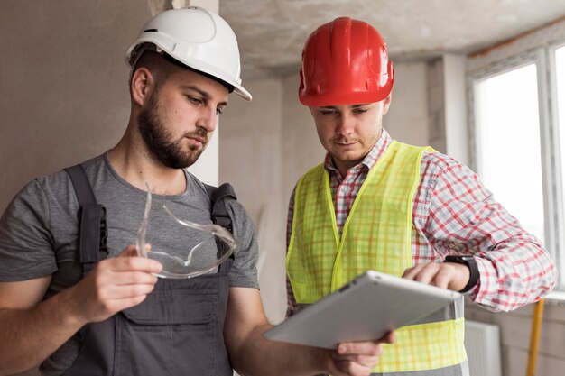 Hommes de constructeur portant des casques