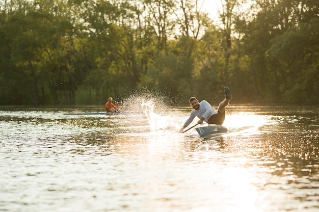 Hommes, dans, canoë, aviron, concept