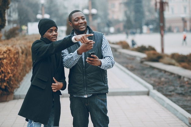 Photo gratuite hommes dans la ville