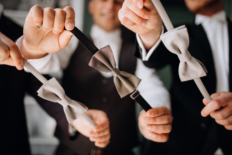 Photo gratuit les hommes démontrent leurs noeuds papillon