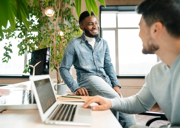 Hommes discutant du projet au bureau