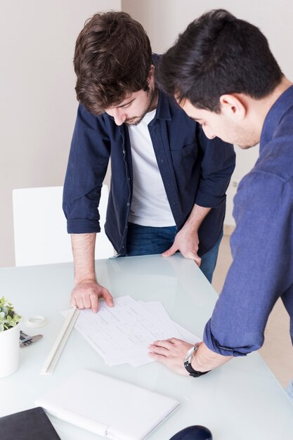 Hommes discutant projet dans le bureau