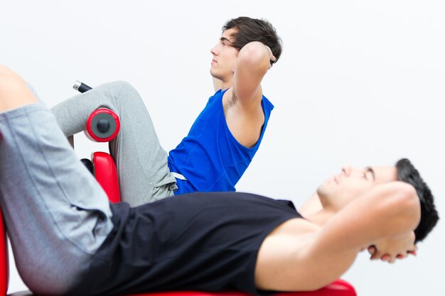 Les hommes du corps posent une flexibilité physique