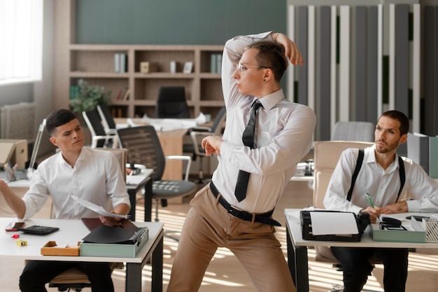 Photo gratuite hommes effectuant une danse vogue à l'intérieur