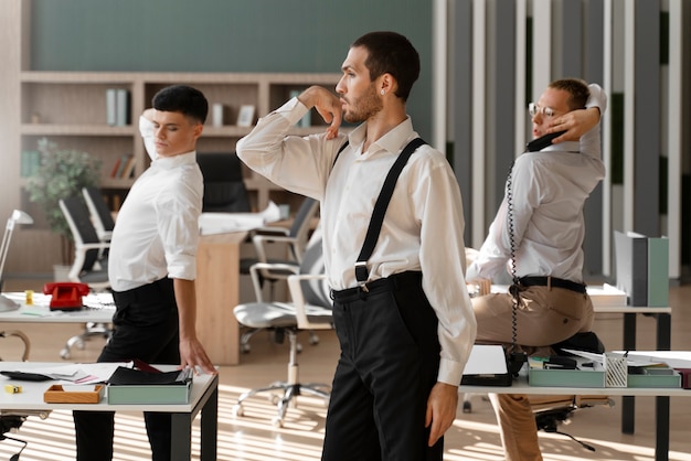 Photo gratuite hommes effectuant une danse vogue à l'intérieur