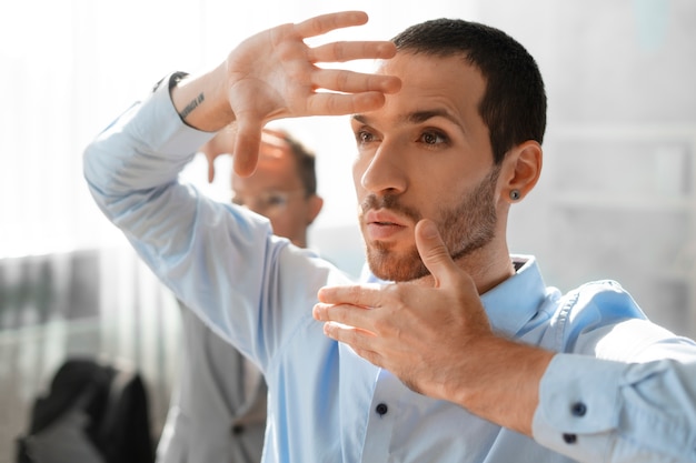 Photo gratuite hommes effectuant une danse vogue à l'intérieur