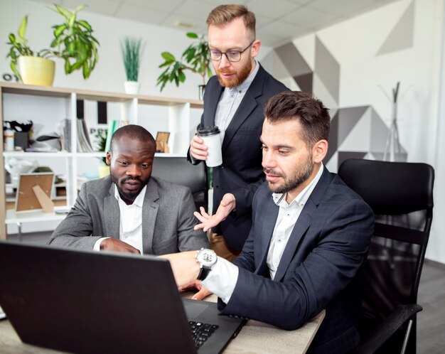 Hommes exécutifs travaillant ensemble