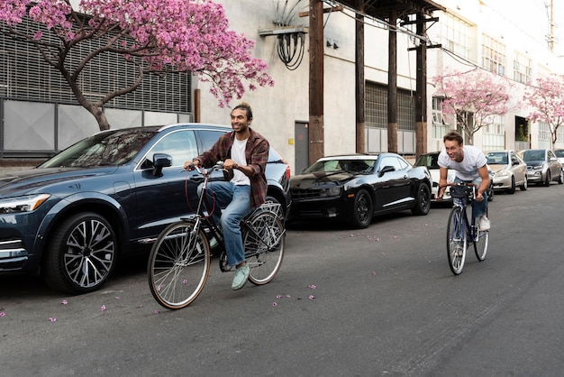 Photo gratuite hommes, faire du vélo en ville