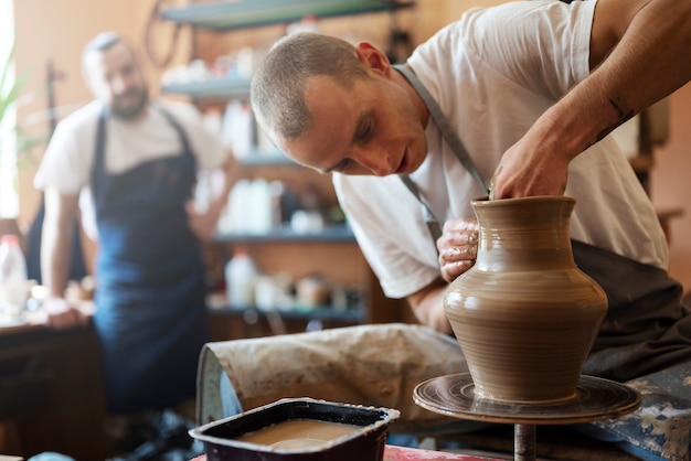 Hommes faisant de la poterie coup moyen