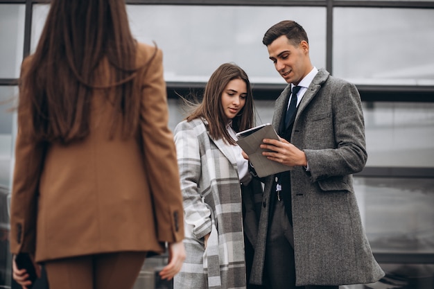 Hommes et femmes d'affaires travaillant sur tablette au bureau