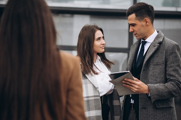 Hommes et femmes d'affaires travaillant sur tablette au bureau