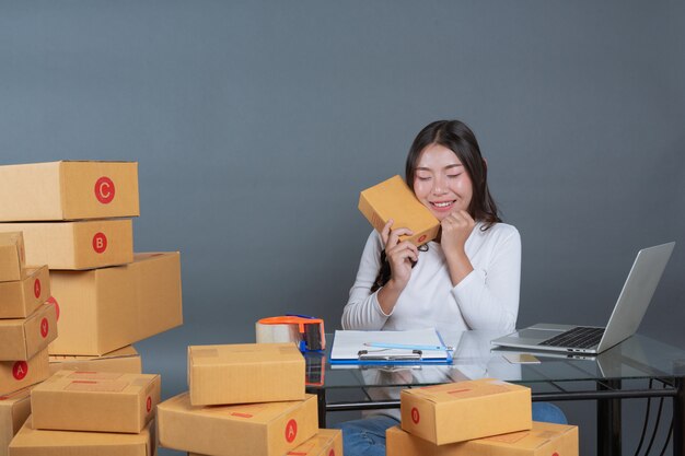 Les hommes et les femmes aident à emballer les cartons.